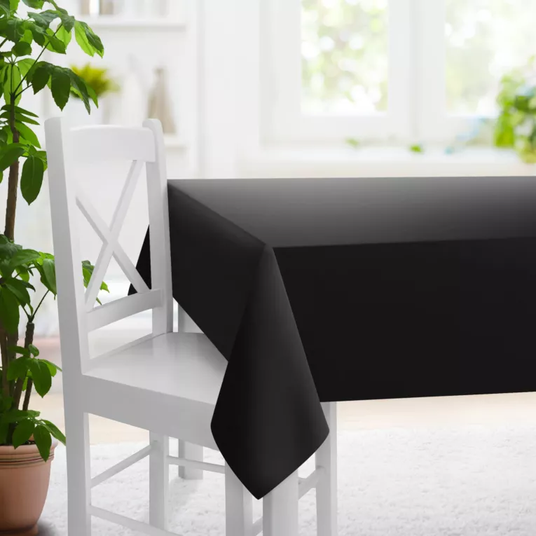 Obrus szyty czarny z gładkiej tkaniny zaciemniającej typu dimout