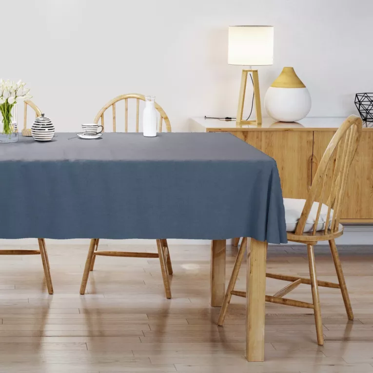 Obrus szyty niebieski z miękkiej, matowej tkaniny w drobny geometryczny wzór