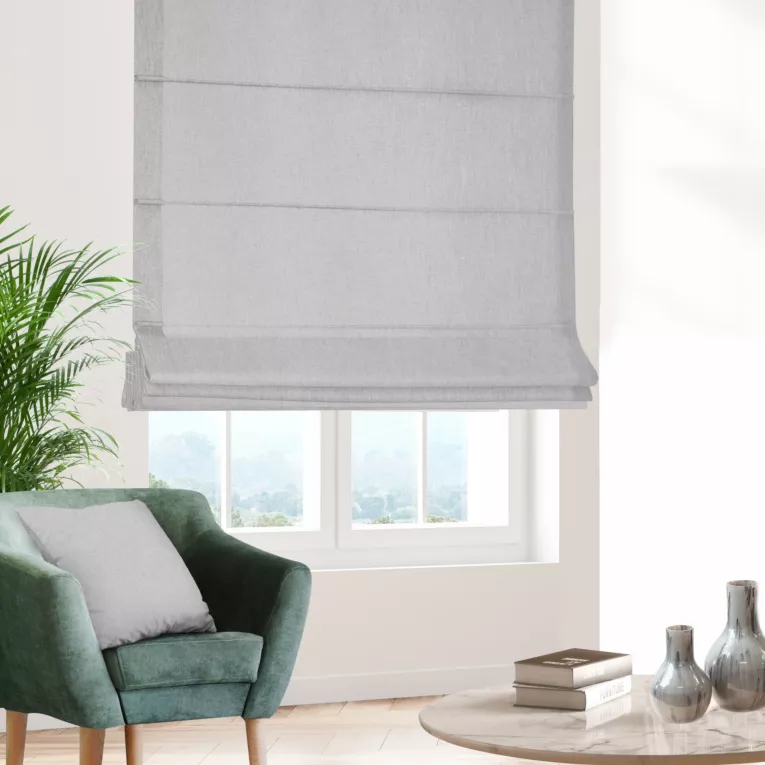 Roleta rzymska jasnobeżowa z półmatowej etaminy o luźnym splocie, wykończona obciążnikiem