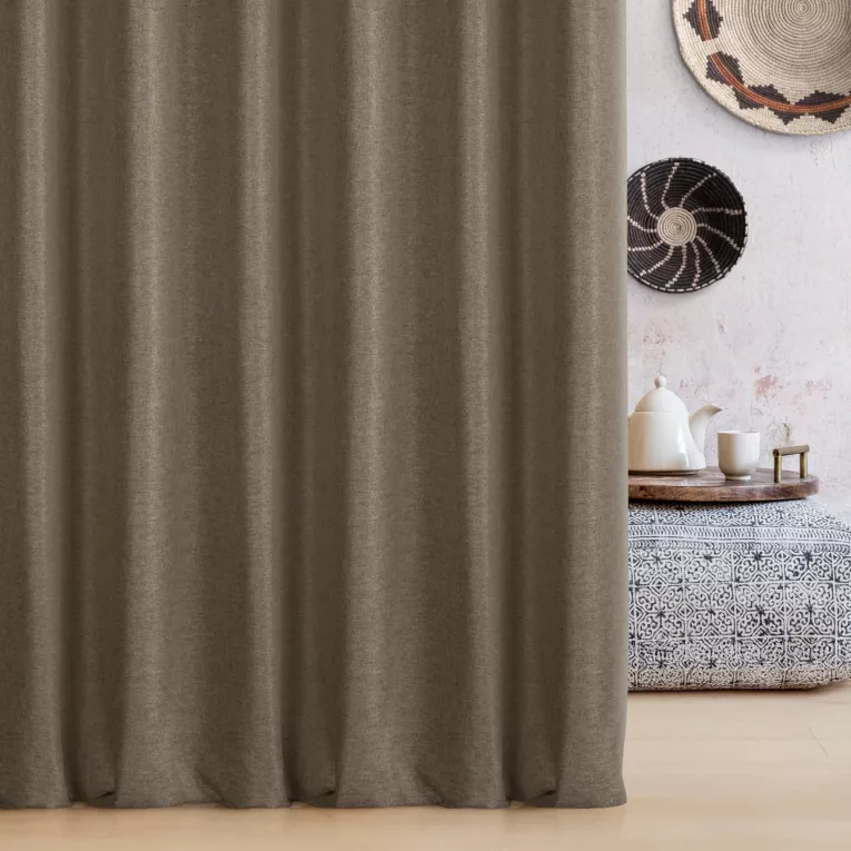 Zasłona szyta na przelotkach jasnobrązowa o naturalnym charakterze, z widocznym, ozdobnym splotem