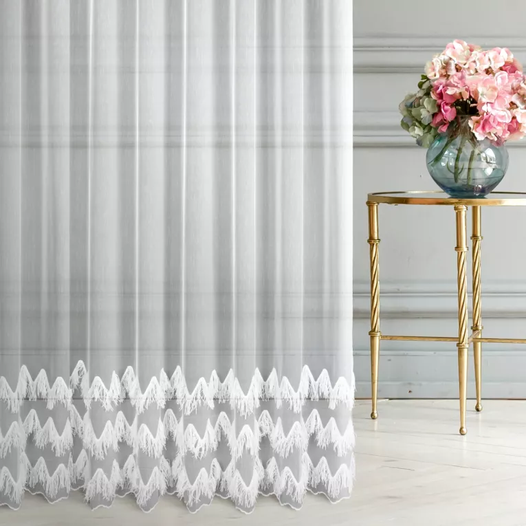 Firana szyta na taśmie 5 cm biała z delikatnej tkaniny typu aden zdobiona asymetrycznym frędzlowym haftem Italissima Eva Minge