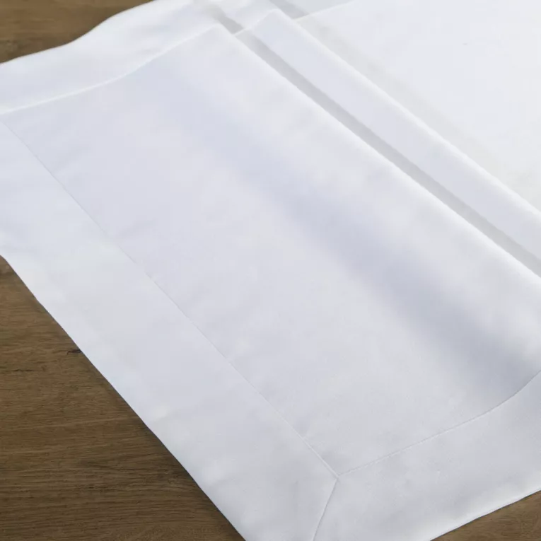 Obrus biały MILA z szeroką listwą w ozdobnym pudełku Eurofirany