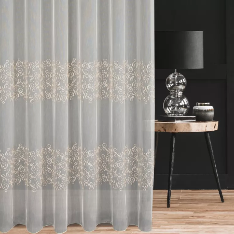 Firana szyta na taśmie 8 cm naturalna z matowej tkaniny ozdobionej haftem z grubej nici kordonkowej