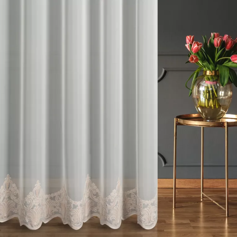 Firana szyta na taśmie 8 cm kremowo beżowa z miękkiej, matowej krepy zdobionej łańcuszkowym haftem z wzorem ornamentowym