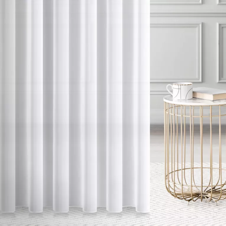 Firana szyta na flexach RAMIRA biała z wysokogatunkowego niemieckiego woalu, wykończona obciążnikiem