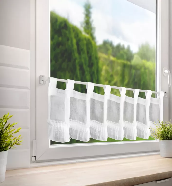 Zazdrostka biała z etaminy zdobiona aplikacją z dodatkiem perełek 150x30 cm szelki MARY  Eurofirany