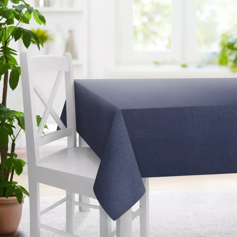 Obrus szyty granatowy z tkaniny trudnopalnej, zaciemniającej, typu blackout z efektem melanżu