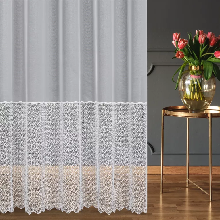 Firana szyta na tunelu biała z delikatnie połyskującej tkaniny PERU, zdobionej szerokim pasem aplikacji o geometrycznym wzorze