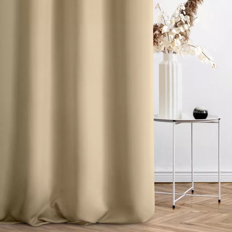 Zasłona szyta na taśmie fala beżowa z gładkiej tkaniny zaciemniającej typu dimout