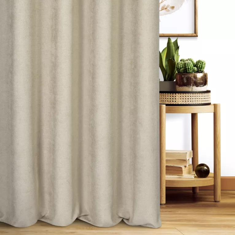 Zasłona szyta na taśmie 5 cm jasnobeżowa z miękkiej w dotyku tkaniny szenilowej