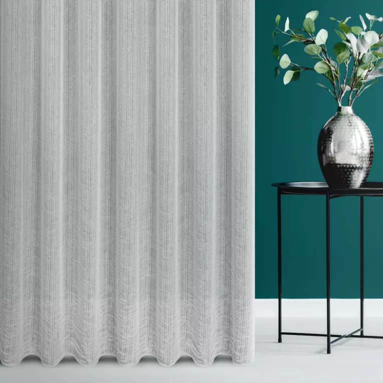 Firana szyta na taśmie 8 cm jasnoszara z półmatowej kreszowanej tkaniny, w nieregularne, cienkie, pionowe pasy, wykończona obciążnikiem