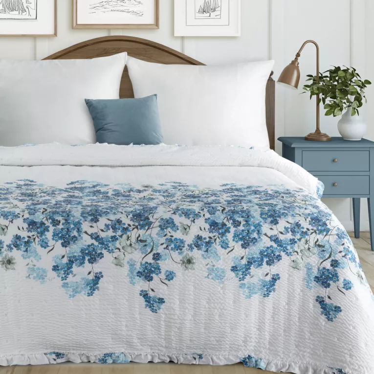 Narzuta pikowana hot press biało, niebieska 170x210 cm zdobiona drobnymi kwiatami NOA Eurofirany