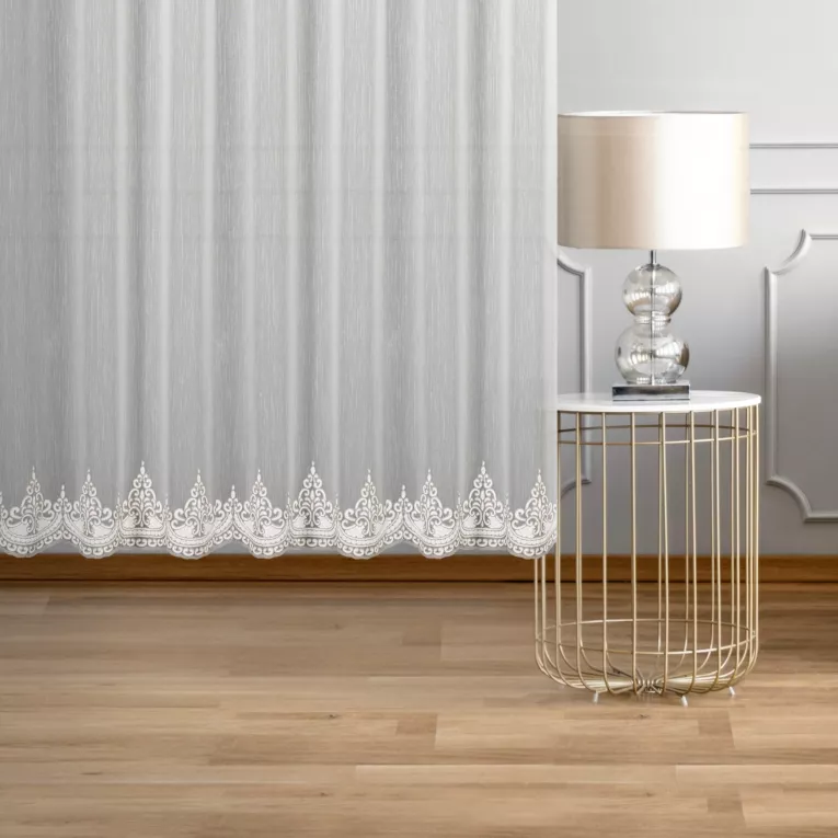 Firana szyta na taśmie 5 cm SHARK kremowo srebrna z delikatnej matowej tkaniny ozdobionej miękkim, łańcuszkowym haftem