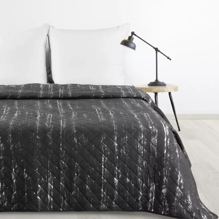 Narzuta grafitowo, srebrna 220x240 cm zdobiona przecieranym wzorem i pikowana metodą hot press BLINK 1 DESIGN 91 Eurofirany