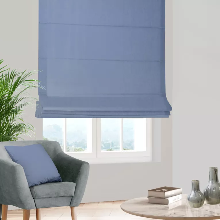Roleta rzymska niebieska z gładkiej tkaniny z delikatnym połyskiem