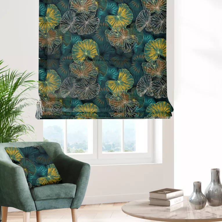 Roleta rzymska turkusowa z miękkej, welwetowej tkaniny, z nadrukowanym wzorem w kształcie liści lilii wodnej