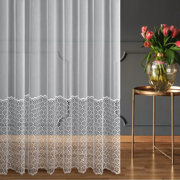 Firana szyta na flexach biała z matowej tkaniny typu aden zdobiona aplikacją