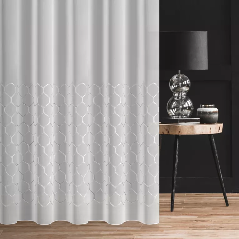 Firana szyta na taśmie 8 cm LATINA biało popielata z delikatnej tkaniny z naszytym tasiemkowym wzorem Italissima Eva Minge