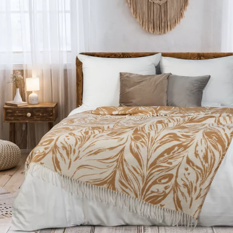 Koc bawełniano-akrylowy 150x200 cm beżowy, jasnokremowy z motywem liści zakończony frędzlami AKRYL 25 EUROFIRANY PREMIUM