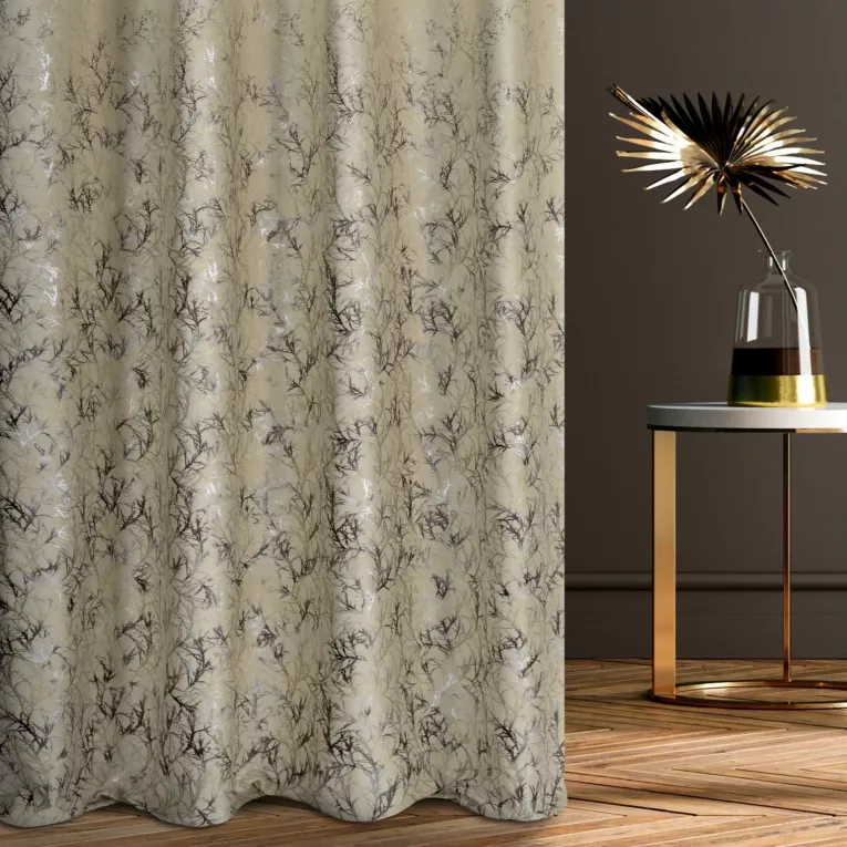 Zasłona szyta na taśmie fala beżowo szampańska z welwetowej tkaniny z błyszczącym nadrukiem od dołu