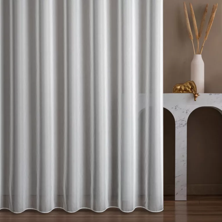 Firana szyta na przelotkach biała z matowej tkaniny z efektem drobnego deszczyku , wykończona obciążnikiem