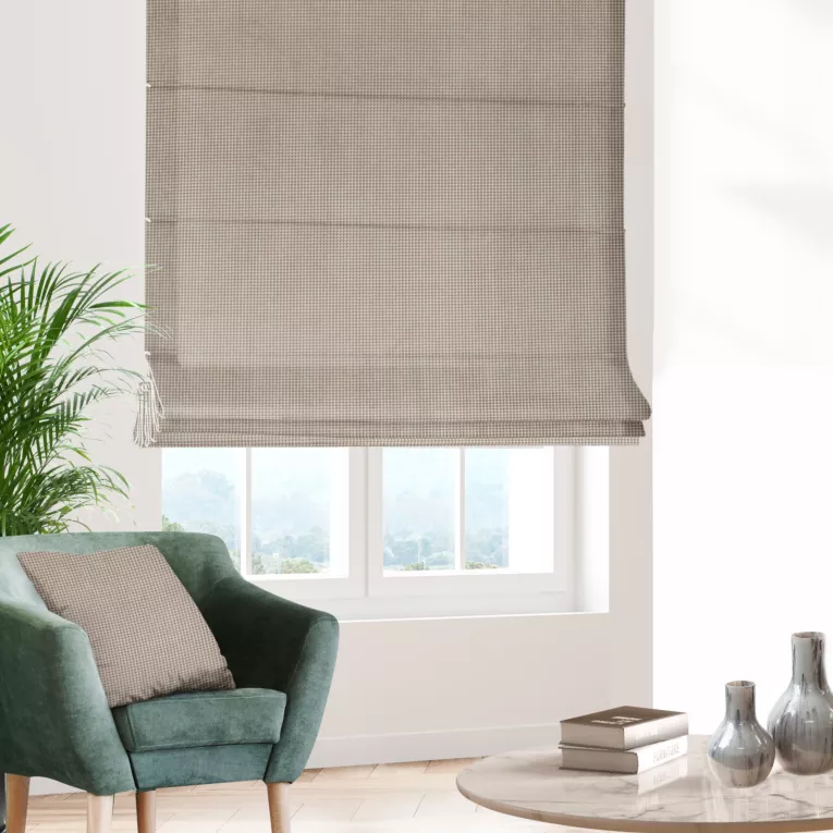 Roleta rzymska beżowo srebrna tkanina welwetowa z błyszczącym, metalicznym nadrukiem drobnej pepitki