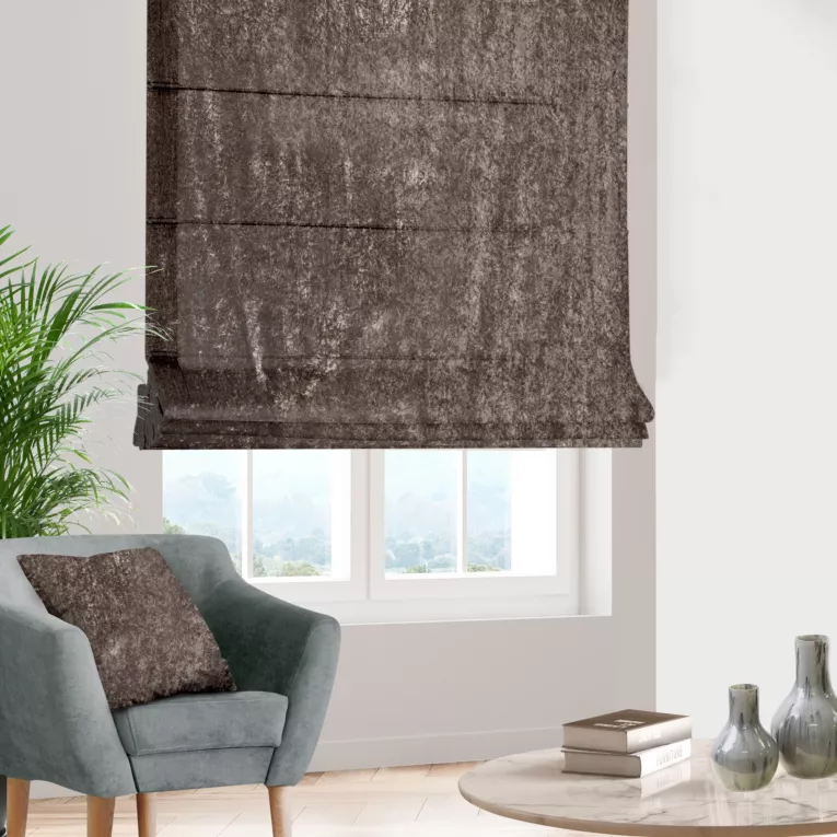 Roleta rzymska jasnobrązowa z miękkiej tkaniny welwetowej z efektem kreszowania