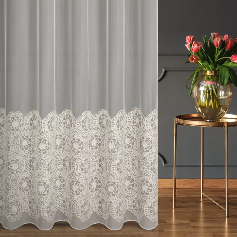 Firana szyta na taśmie 8 cm beżowa z tkaniny peru z aplikacją