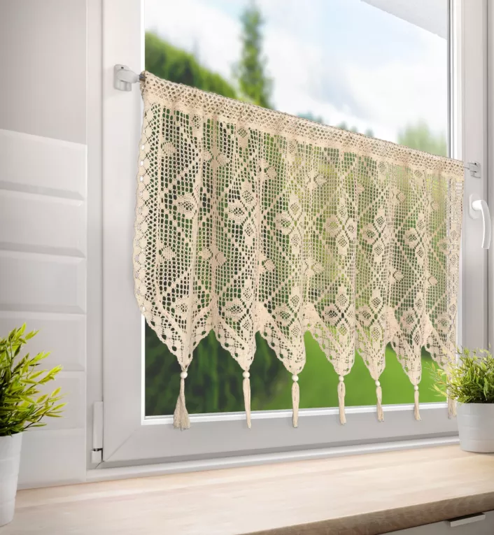 Zazdrostka jasnobeżowa  ażurowa w stylu boho z ozdobnymi chwostami 150x60 cm tunel MARTHA Eurofirany