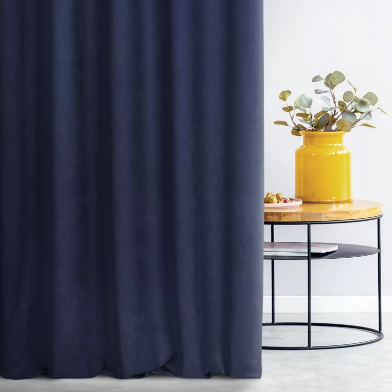Zasłona szyta na tunelu ADESSA granatowa z miękkiej tkaniny o welurowej strukturze