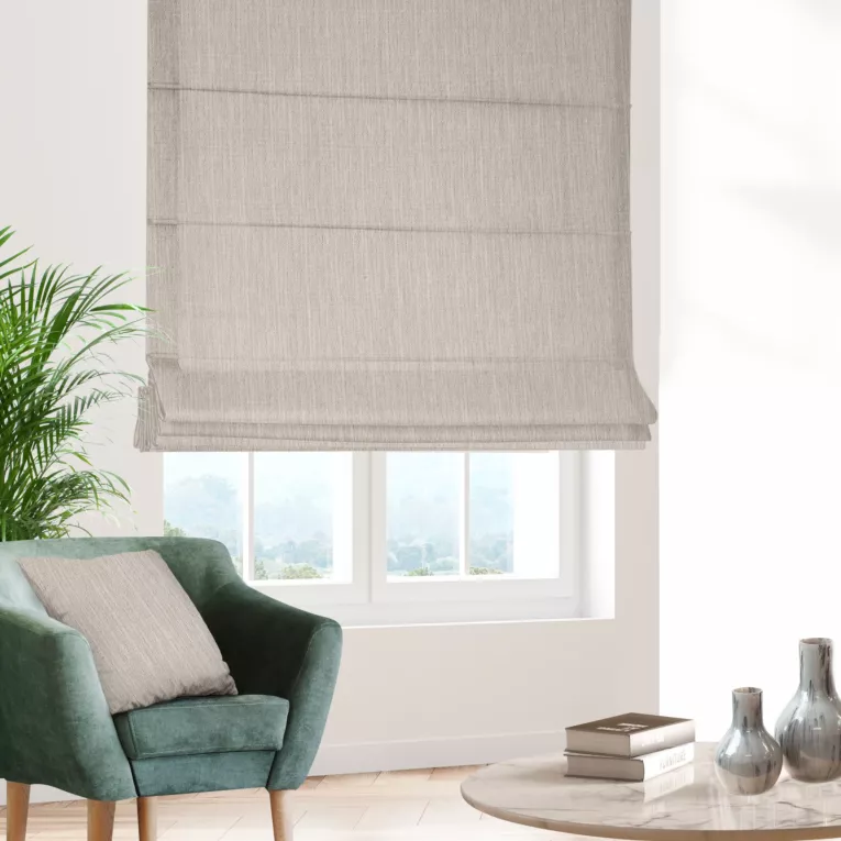 Roleta rzymska beżowa z tkaniny o wyraźnym splocie z efektem melanżu