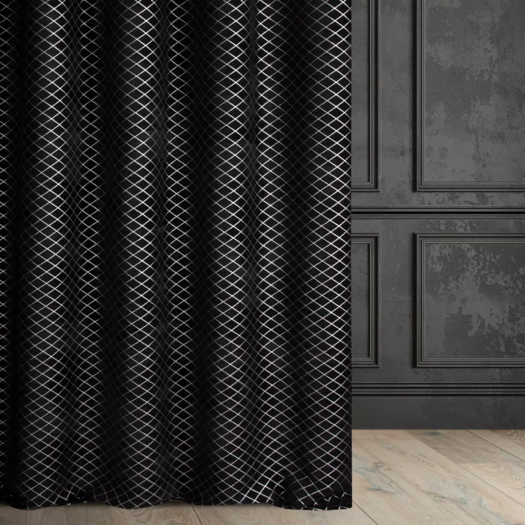Zasłona szyta na taśmie 5 cm czarno srebrna z szenilowej tkaniny w geometryczny wzór przetykany błyszczącą nicią Italissima Eva Minge