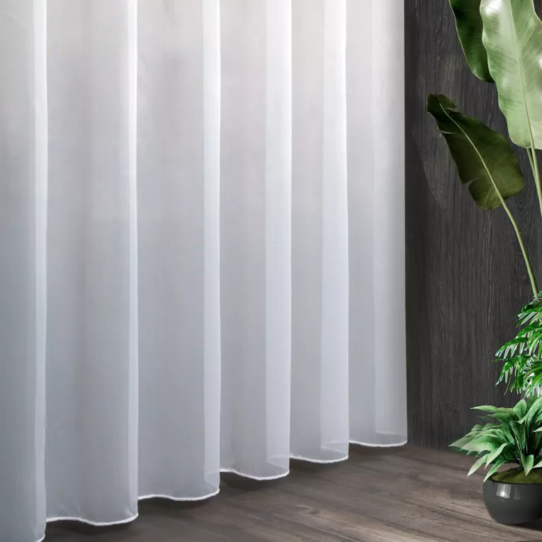 Firana szyta na flexach ERNESTA biała miękka w dotyku, matowa mikrosiateczka, wykończona obciążnikiem