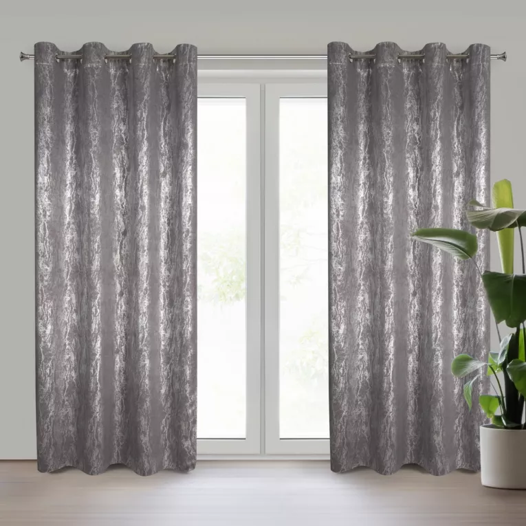 Zasłona stalowo, srebrzysta zdobiona błyszczącym wzorem z tkaniny zaciemniającej 140x250 przelotka ELISE Eurofirany