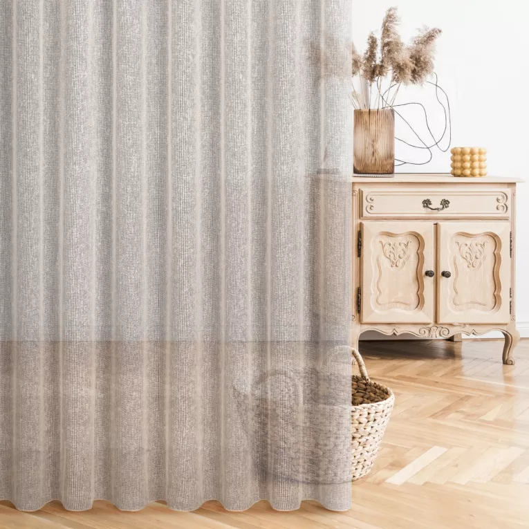 Firana szyta na przelotkach beżowa siatka w stylu eko z efektem bukli wykończona obciążnikiem