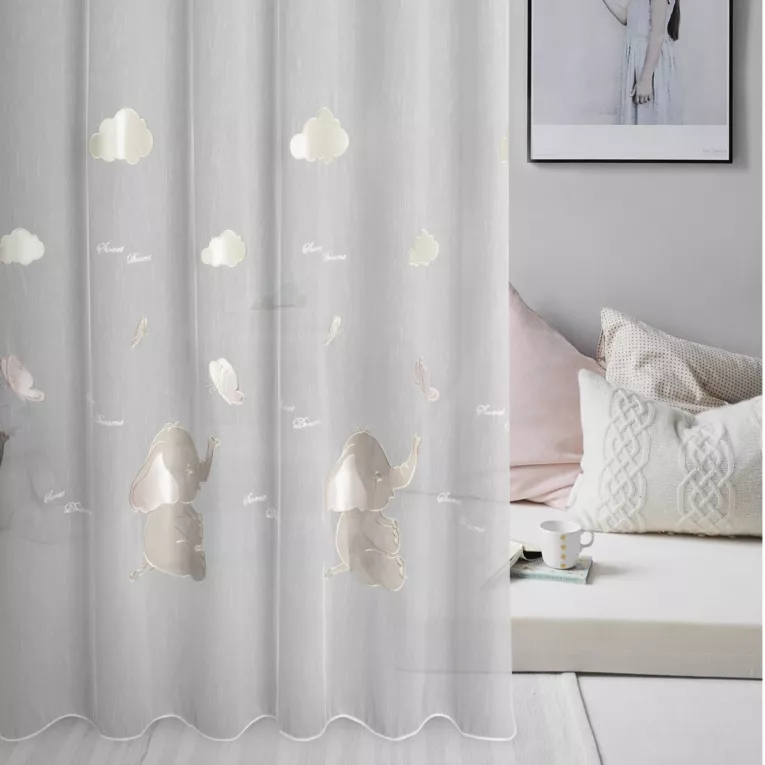 Tkanina firanowa z gatunku  peru zdobiona dziecięcą aplikacją Eurofirany