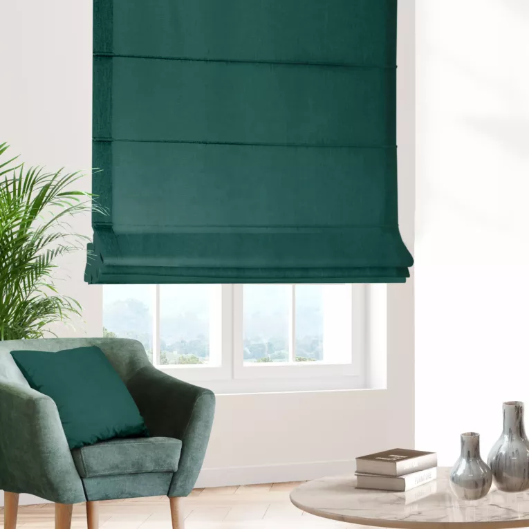 Roleta rzymska ciemnoturkusowa z tkaniny z dodatkiem połyskującej nici, z widocznym ozdobnym splotem