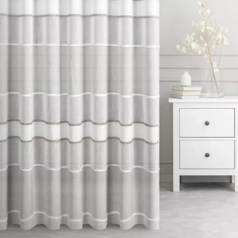 Firana szyta na flexach naturalno popielata z matowej etaminy w poziome pasy z efektem 3D, wykończona obciążnikiem