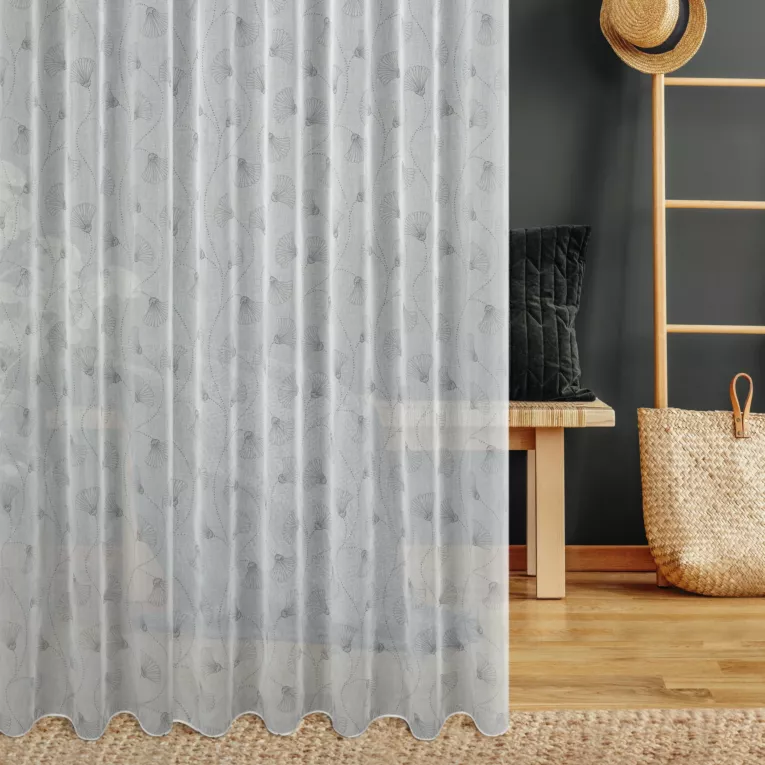 Firana szyta na przelotkach biało popielata z eleganckiej etaminy w drukowany, modny, botaniczny wzór