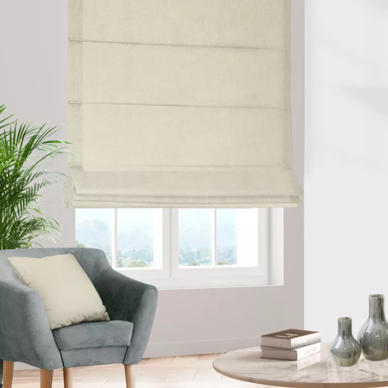 Roleta rzymska jasnobeżowa z miękkiej w dotyku tkaniny szenilowej
