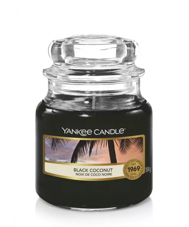 Mała świeca zapachowa w szklanym słoiku z pokrywką YANKEE CANDLE o zapachu  Black Coconut