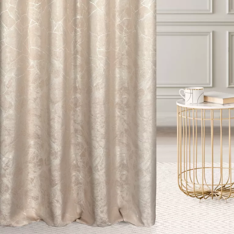 Zasłona szyta na taśmie fala beżowa z tkaniny z wzorem przetykanym błyszczącą nicią