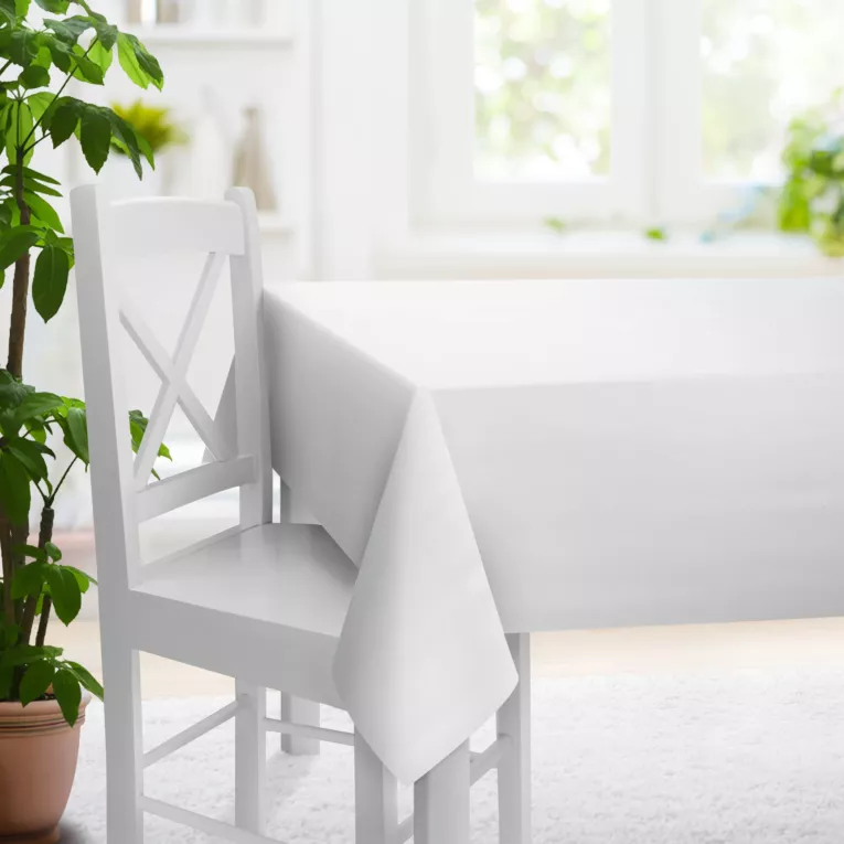 Obrus szyty jasnoszary z miękkiej tkaniny w drobny wzór jodełkowy