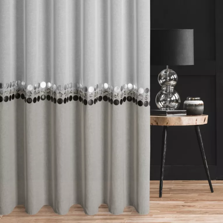 Firana szyta na przelotkach naturalno popielata z dwukolorowej etaminy, zdobionej naszytą aplikacją Italissima Eva Minge