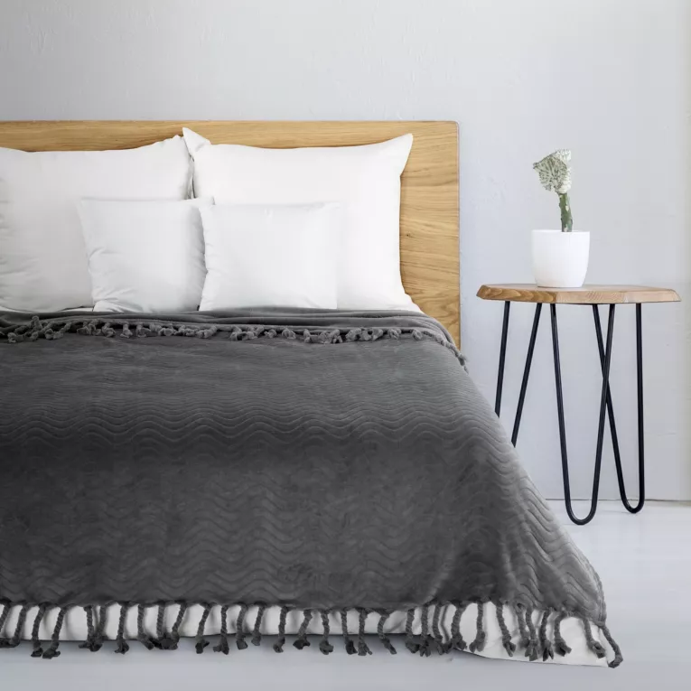 Koc flano 150x200 cm stalowy z wytłaczanym wzorem i dekoracyjnymi frędzlami EMMA Eurofirany