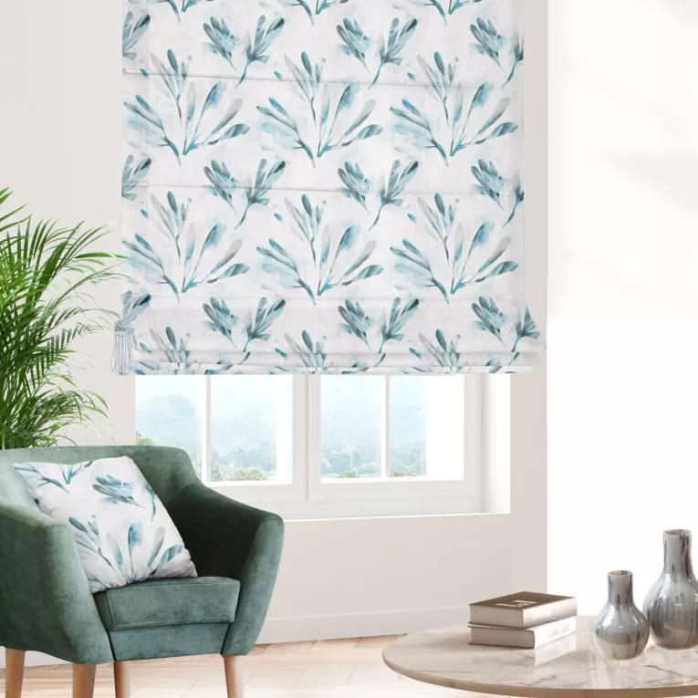 Roleta rzymska DARREN kremowo turkusowa z półprzezroczystej tkaniny o luźnym splocie drukowanej w roślinny wzór