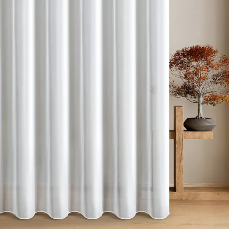 Firana szyta na taśmie 5 cm biała z matowej jedwabiście miękkiej tkaniny, wykończona obciążnikiem