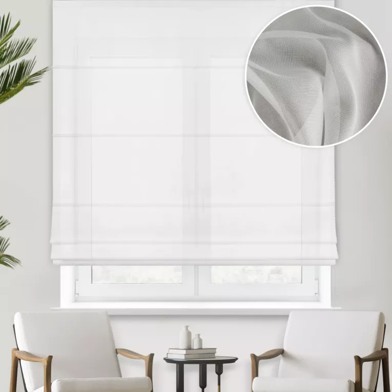 Roleta rzymska kremowa z miękkiej tkaniny o perłowym połysku, wykończona obciążnikiem