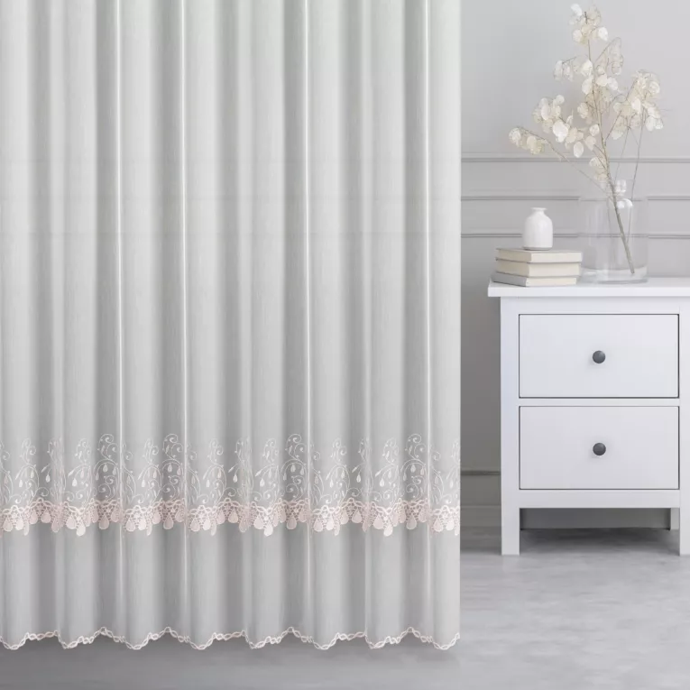 Firana szyta na flexach biało pudrowo różowa z matowej tkaniny haftowanej w drobny wzór