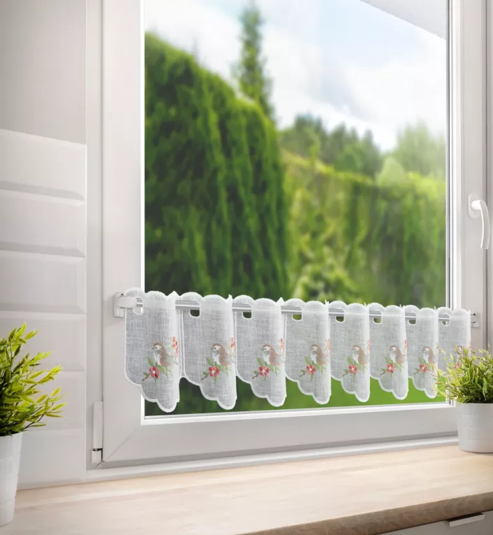 Tkanina firanowa zazdrostka z etaminy zdobiona haftowanymi kwiatami z ptaszkiem Eurofirany